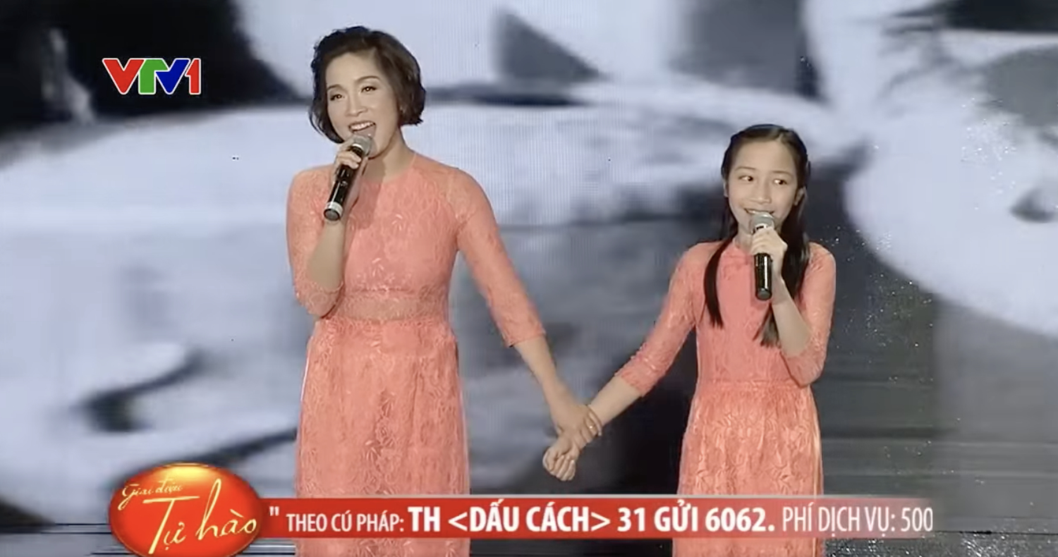 Mỹ Anh từng nhiều lần đi diễn cùng mẹ - Diva Mỹ Linh khi còn nhỏ (Ảnh chụp màn hình)