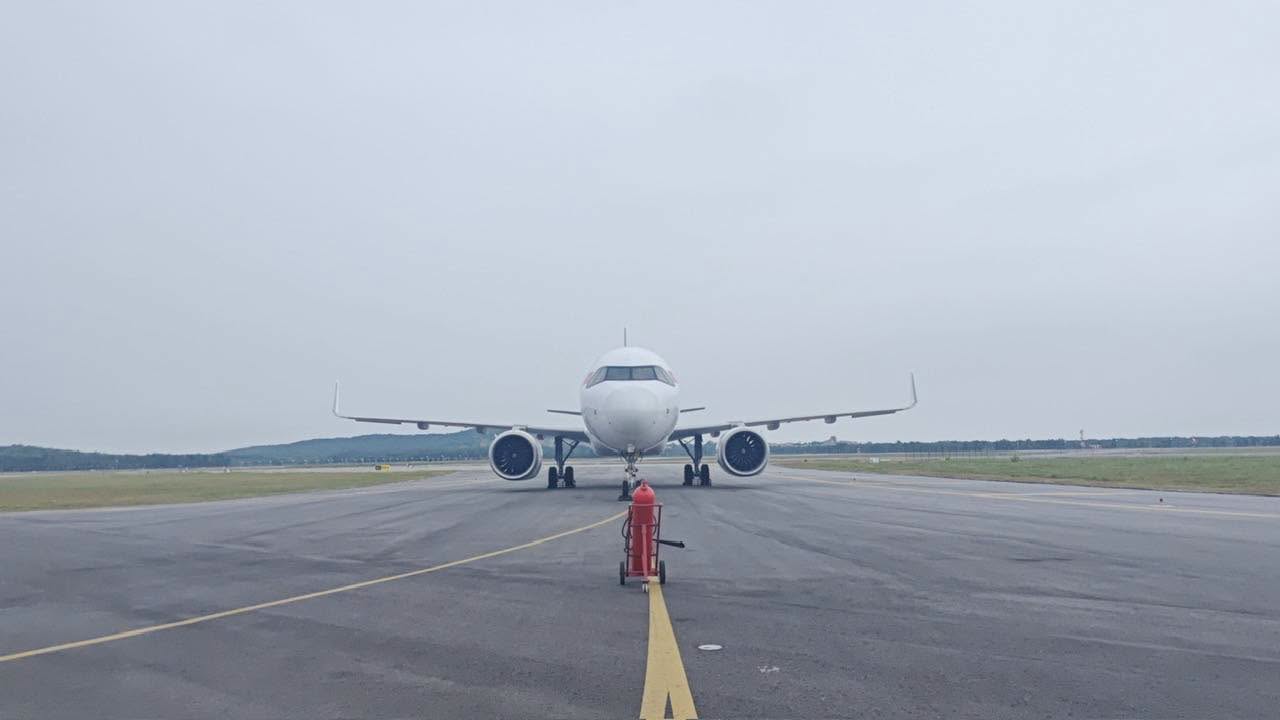 A321LR có thể đạt tầm bay lên tới 4.000 hải lý, tương đương khoảng 7.400 km