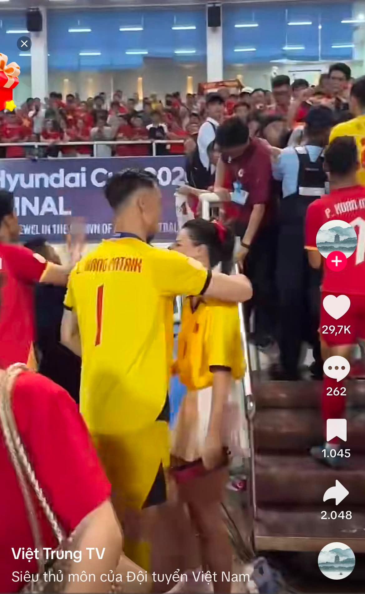 Lê Giang Patrik ôm MC Hoàng Oanh sau trận đấu (Ảnh chụp màn hình)