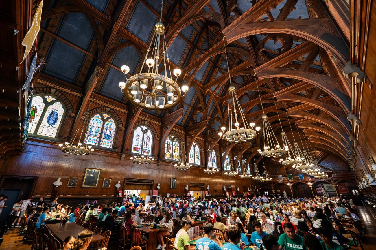 Sinh viên năm nhất đều dùng bữa tại Annenberg Hall – nhà ăn nổi tiếng của Harvard với kiến trúc mang phong cách đại sảnh châu Âu thời Trung cổ