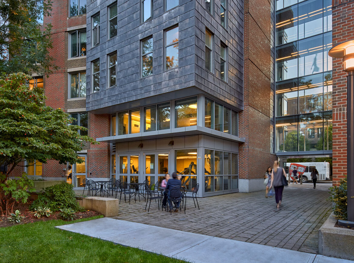 Ngay từ năm nhất, gần như toàn bộ sinh viên Harvard đều được bố trí ở trong khu Harvard Yard