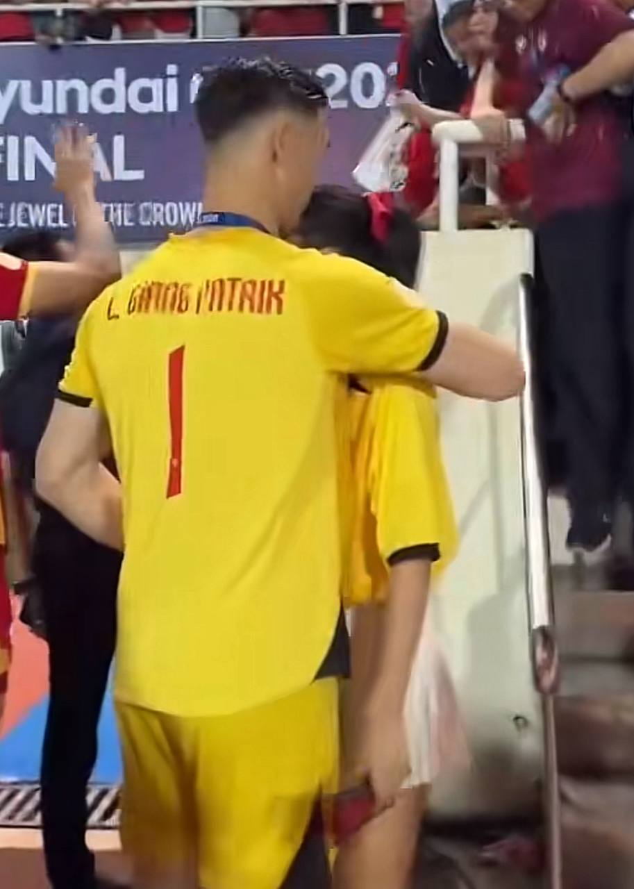 Không còn là tin đồn, cả hai đã chính thức xác nhận hẹn hò bằng nụ hôn ngày Việt Nam vô địch