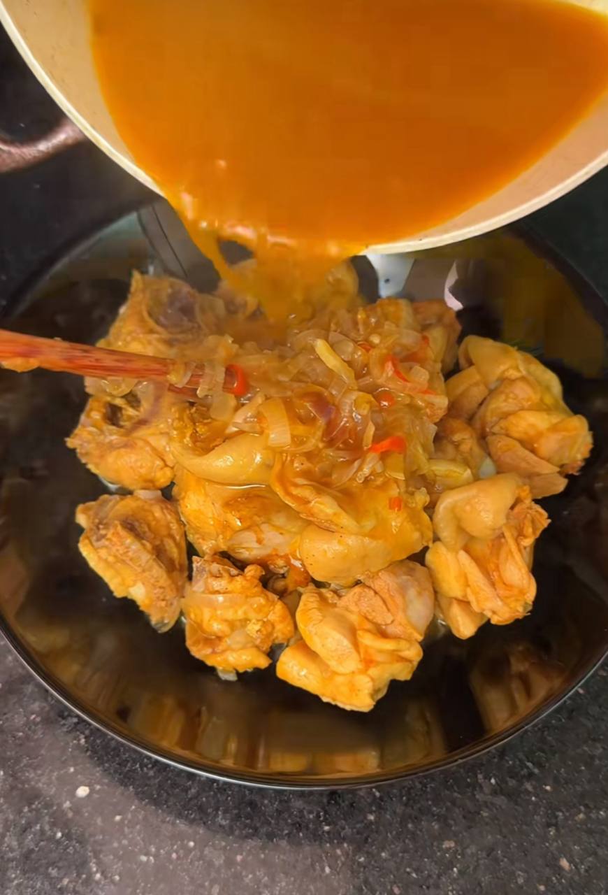   Đến bữa trưa, thực đơn được nâng cấp với hai món gồm gà kho hành và rau muống xào tỏi.  