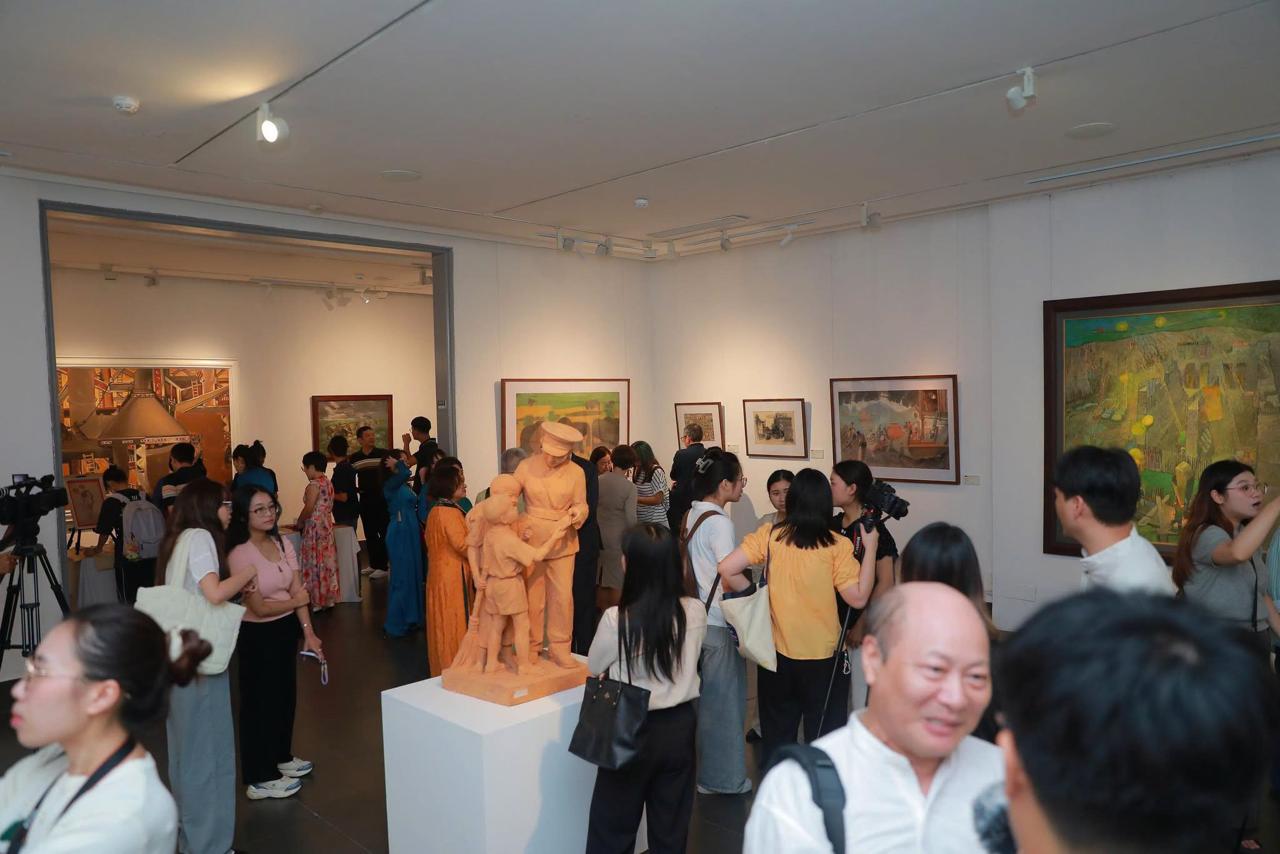Bức tranh dài 7 mét, hơn 120 tác phẩm và những họa sĩ từ lớp 3 đến ngoài 60: Văn Miếu có gì dịp 2/9?