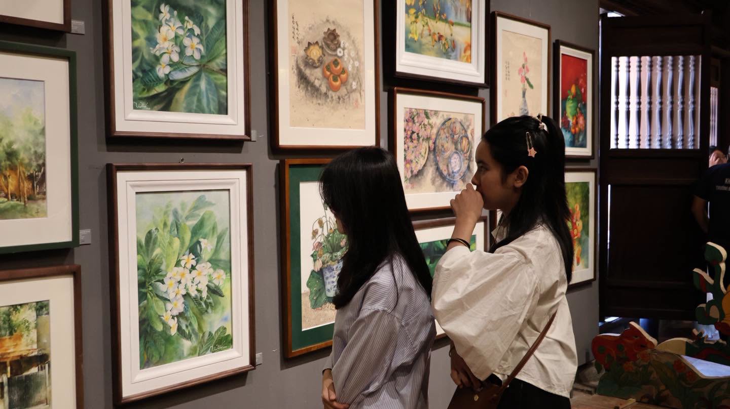 Khách tham quan triển lãm