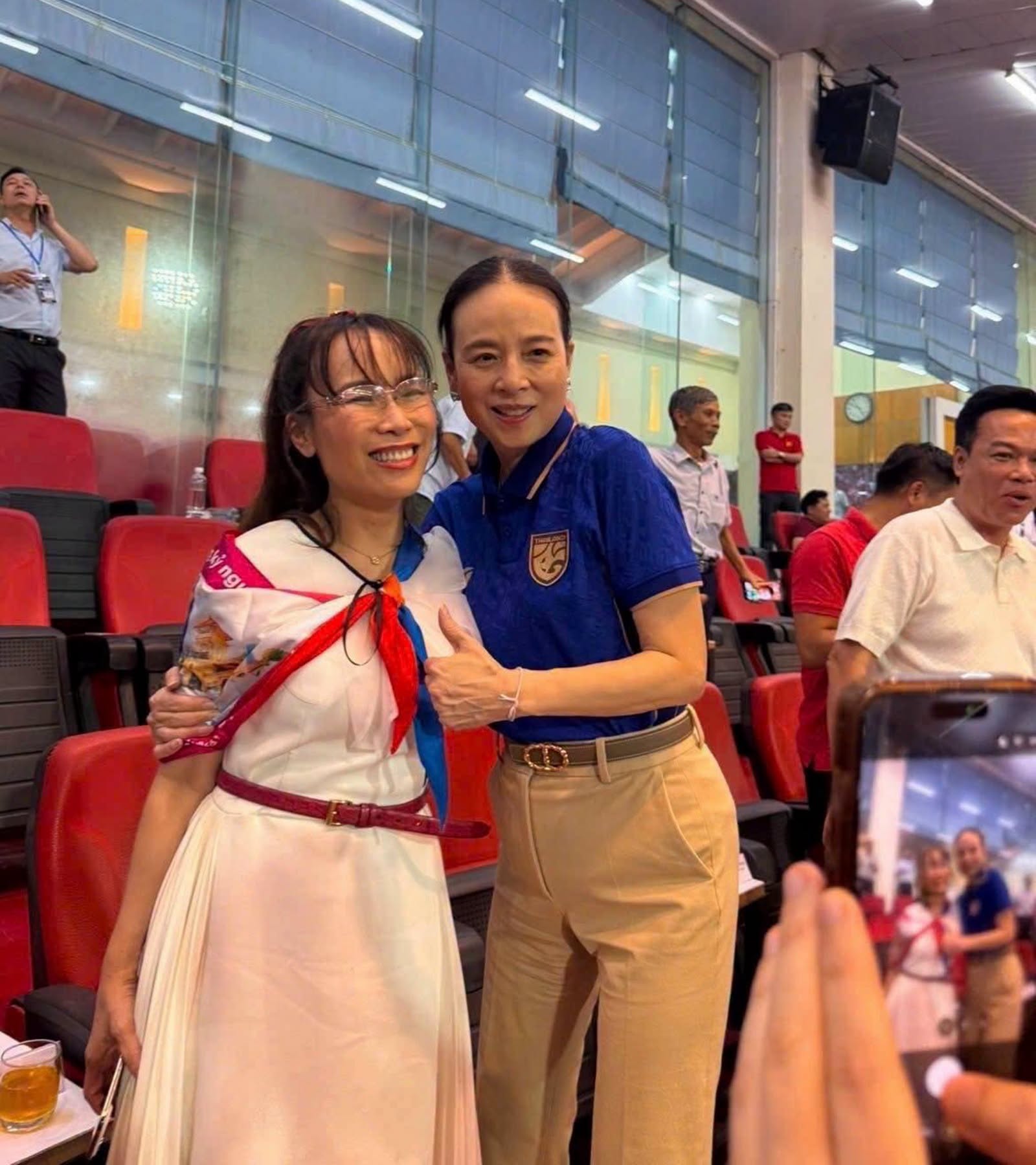 Bức ảnh chụp chung của 2 nữ tỷ phú đang được chia sẻ nhiều trên mạng xã hội. Nguồn: MXH.