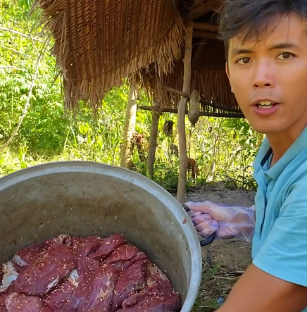 Sang Vlog từng có quãng thời gian thử làm món thịt trâu gác bếp. Ảnh: YouTuber nhân vật.