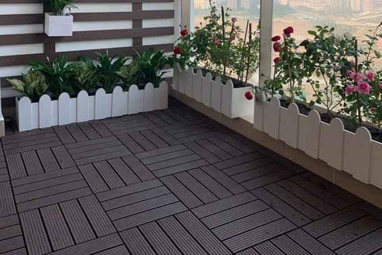 Vì sao ngày càng nhiều gia đình không ốp gạch ở ban công? 2 vật liệu sàn đang dần trở thành xu hướng mới