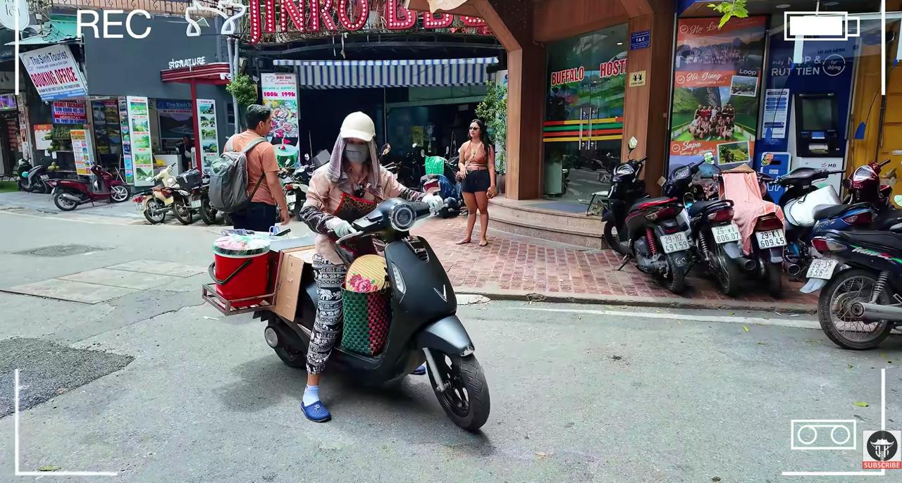 “Quán cháo lòng” đặc biệt ở phố cổ Hà Nội: Cả cửa hàng nằm gọn trên chiếc xe máy, khách muốn ăn phải… gọi điện