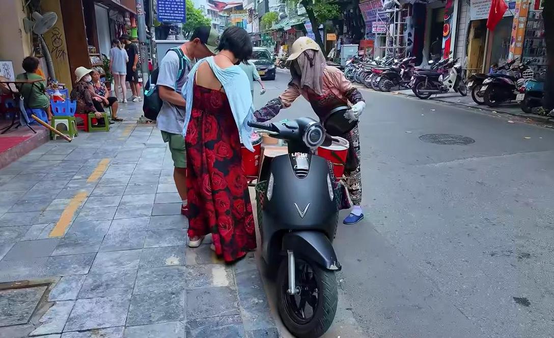 Ở phố cổ Hà Nội, có một người phụ nữ đã hơn 10 năm bán cháo lòng trên một chiếc xe máy điện, liên tục di chuyển qua nhiều con phố.