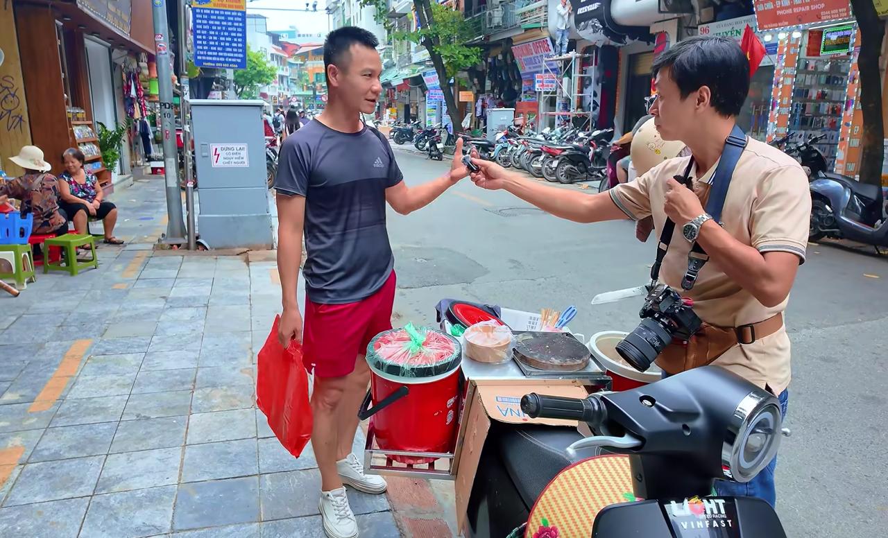 Vị khách này cho biết anh thích kiểu lòng này bởi cảm giác “không công nghiệp” như ở một số hàng quán lớn.