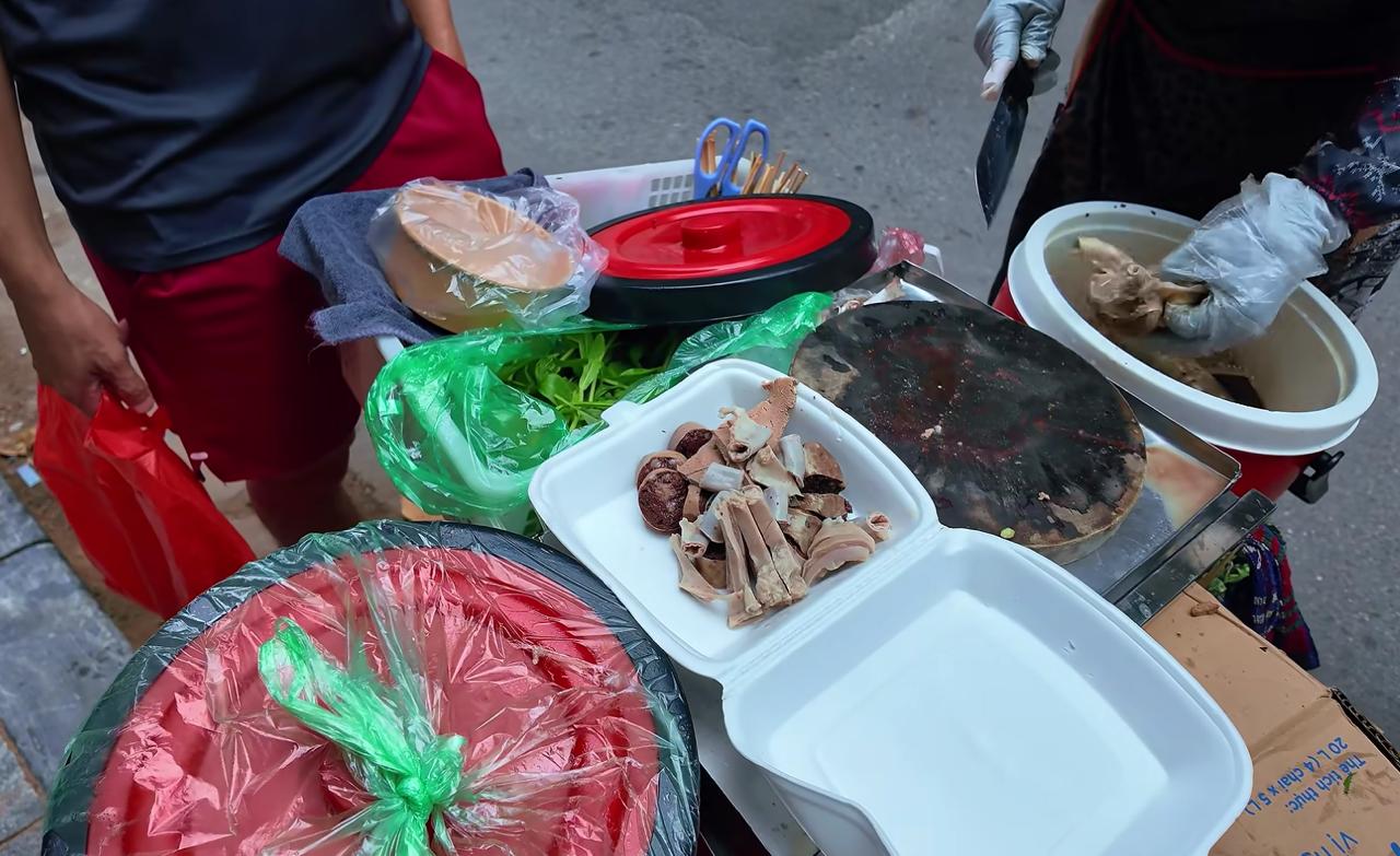 “Quán cháo lòng” đặc biệt ở phố cổ Hà Nội: Cả cửa hàng nằm gọn trên chiếc xe máy, khách muốn ăn phải… gọi điện