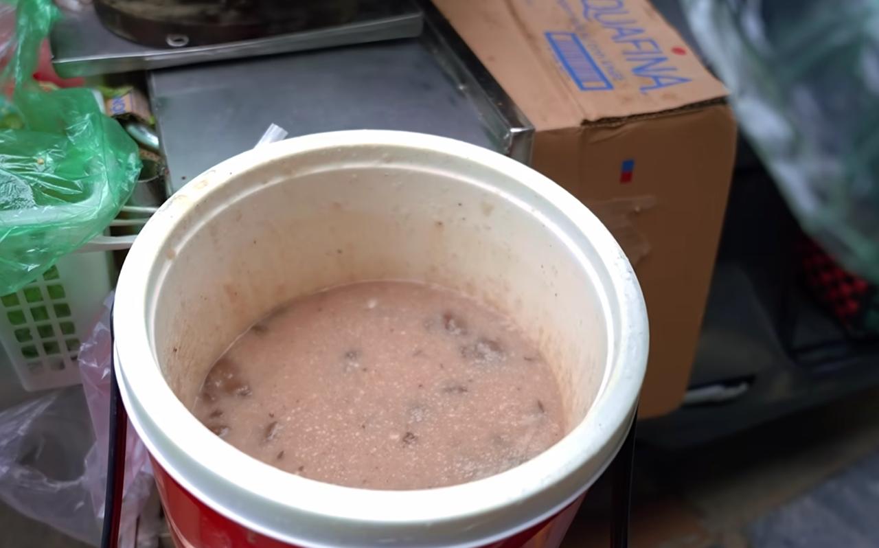 “Quán cháo lòng” đặc biệt ở phố cổ Hà Nội: Cả cửa hàng nằm gọn trên chiếc xe máy, khách muốn ăn phải… gọi điện