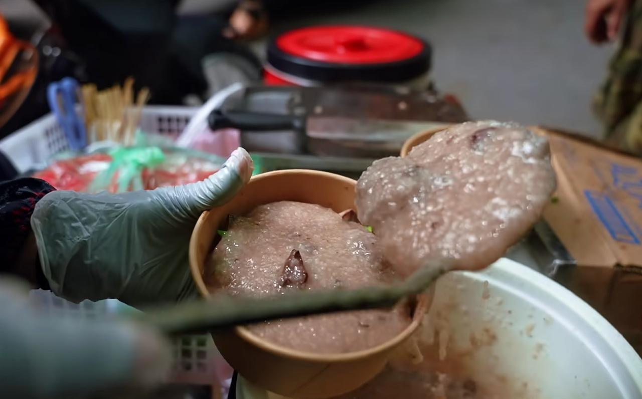 “Quán cháo lòng” đặc biệt ở phố cổ Hà Nội: Cả cửa hàng nằm gọn trên chiếc xe máy, khách muốn ăn phải… gọi điện