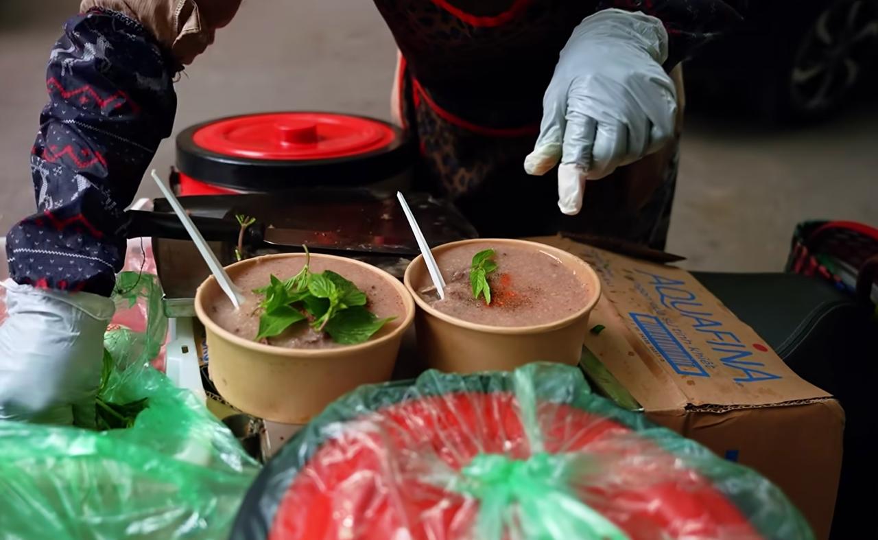 “Quán cháo lòng” đặc biệt ở phố cổ Hà Nội: Cả cửa hàng nằm gọn trên chiếc xe máy, khách muốn ăn phải… gọi điện