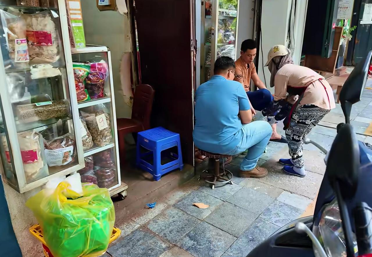 “Quán cháo lòng” đặc biệt ở phố cổ Hà Nội: Cả cửa hàng nằm gọn trên chiếc xe máy, khách muốn ăn phải… gọi điện