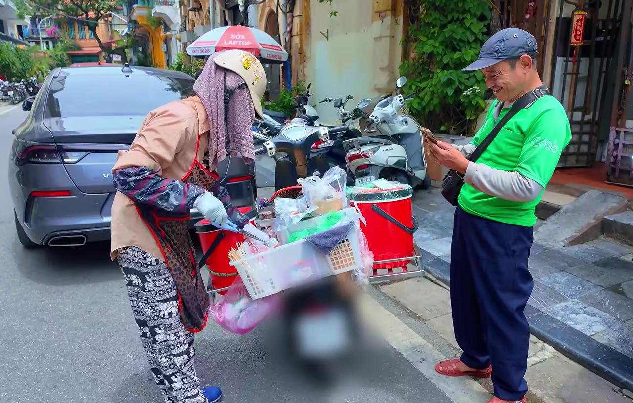 “Quán cháo lòng” đặc biệt ở phố cổ Hà Nội: Cả cửa hàng nằm gọn trên chiếc xe máy, khách muốn ăn phải… gọi điện