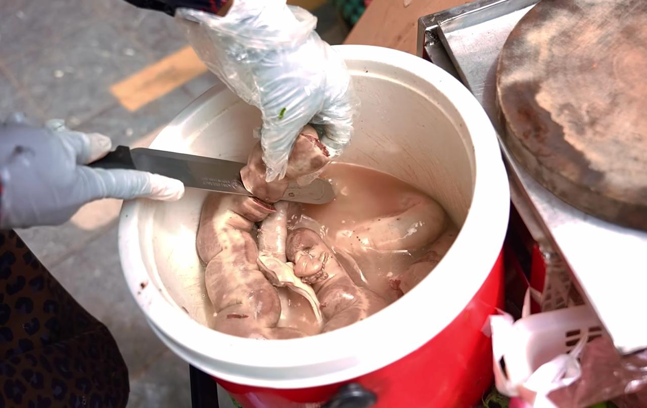 “Quán cháo lòng” đặc biệt ở phố cổ Hà Nội: Cả cửa hàng nằm gọn trên chiếc xe máy, khách muốn ăn phải… gọi điện