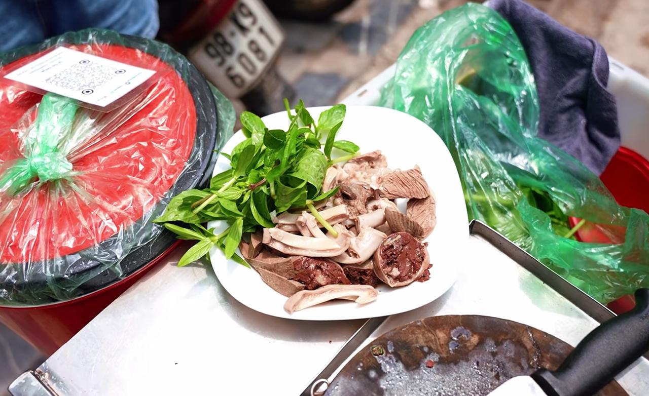 “Quán cháo lòng” đặc biệt ở phố cổ Hà Nội: Cả cửa hàng nằm gọn trên chiếc xe máy, khách muốn ăn phải… gọi điện