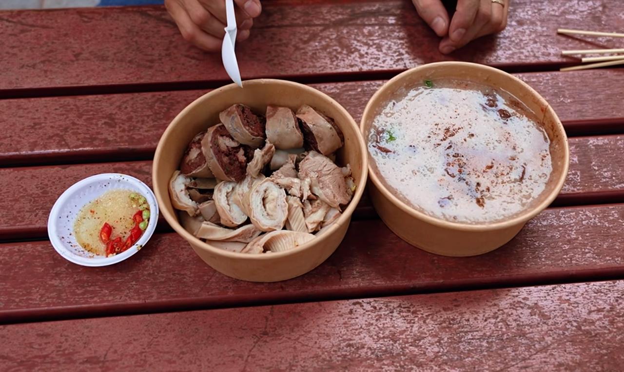 “Quán cháo lòng” đặc biệt ở phố cổ Hà Nội: Cả cửa hàng nằm gọn trên chiếc xe máy, khách muốn ăn phải… gọi điện
