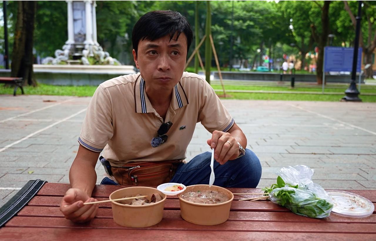 Hanoi Food gọi hai phần với tổng giá 70.000 đồng, gồm một đĩa lòng và một bát cháo không lòng.