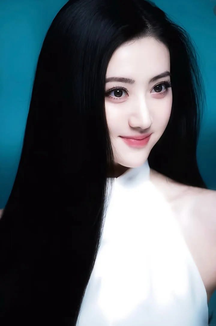Cảnh Điềm không gom đủ tiền trả bạn trai cũ và đối phương bóc phốt, kiện ra tòa. Ảnh: Sina.