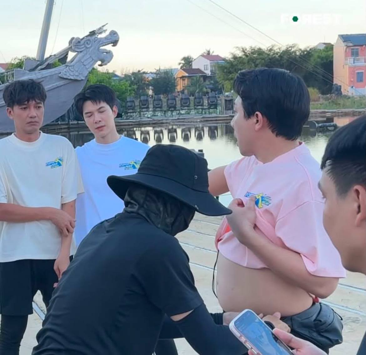 Khoảnh khắc Trấn Thành lộ rõ vòng 2 qua camera thường nhanh chóng trở thành tâm điểm 