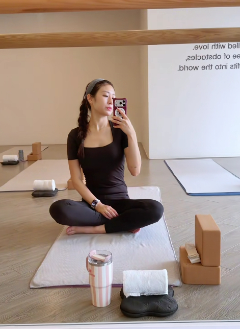Trang Lou gần đây cũng thử tập hot yoga. Ảnh: TikTok NV.