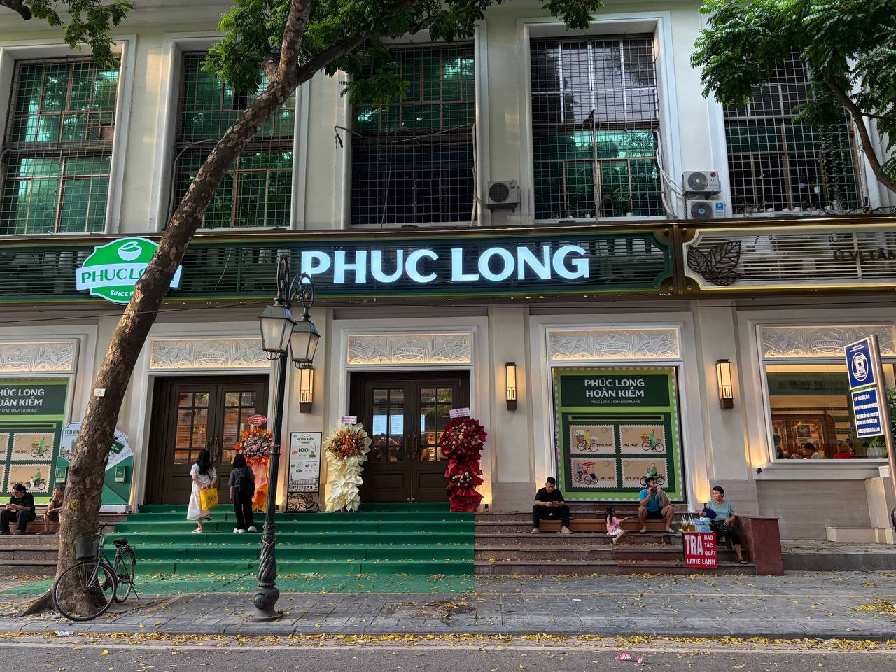 Sáng 27/8, Phúc Long chính thức mở cửa hàng flagship tại số 87 Đinh Tiên Hoàng, ngay bên Hồ Gươm.