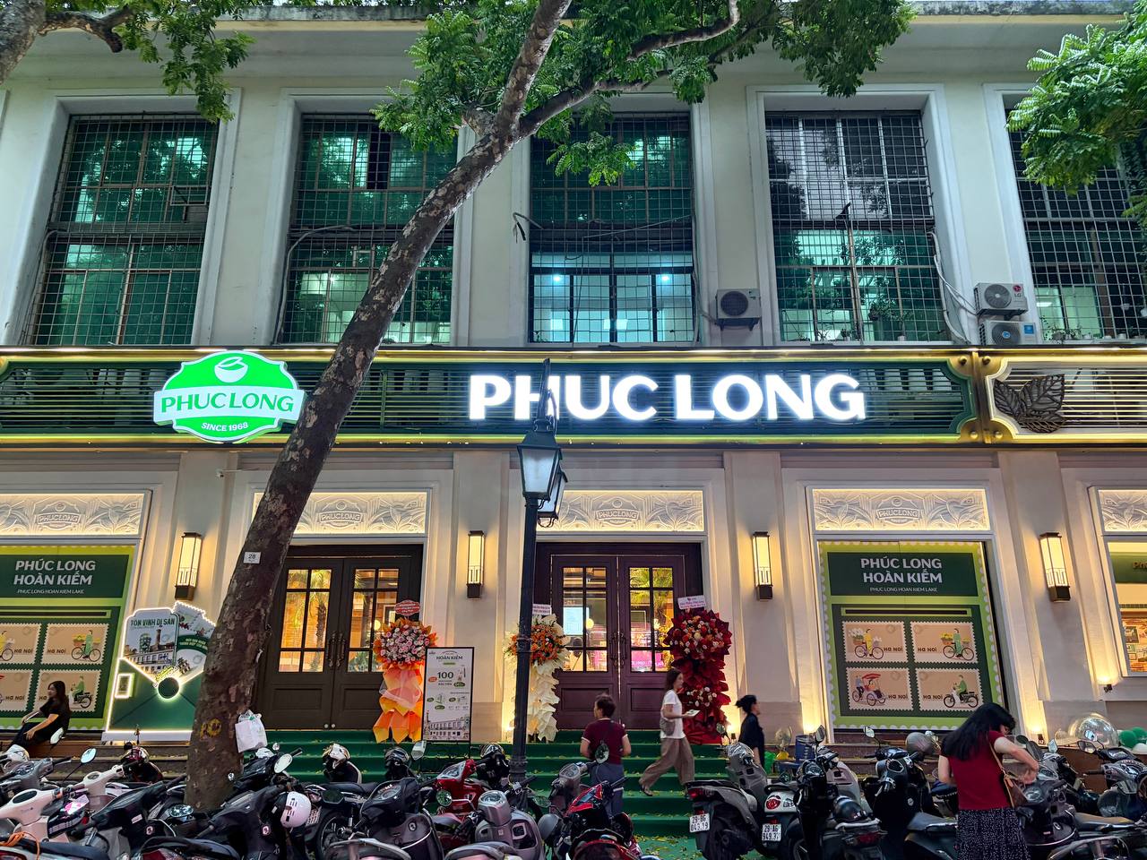 Đi một vòng Phúc Long mới bên Hồ Gươm mới hiểu vì sao người ta chấp nhận chờ 30 phút chỉ để có vị trí này!