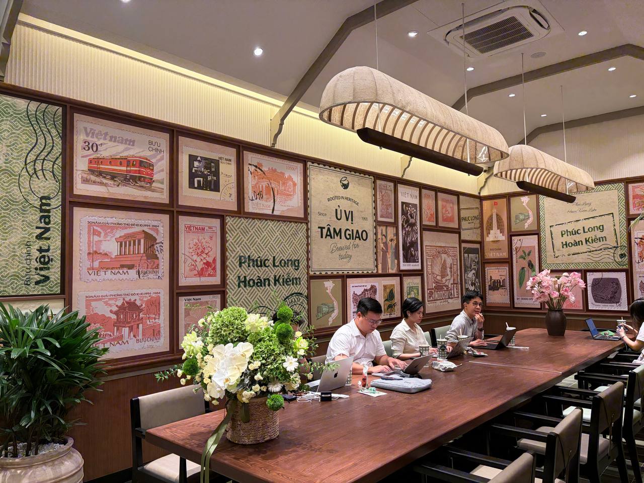 Phòng Thư có những hình ảnh liên quan đến thư tín, tem và dấu bưu điện qua nhiều thời kỳ.