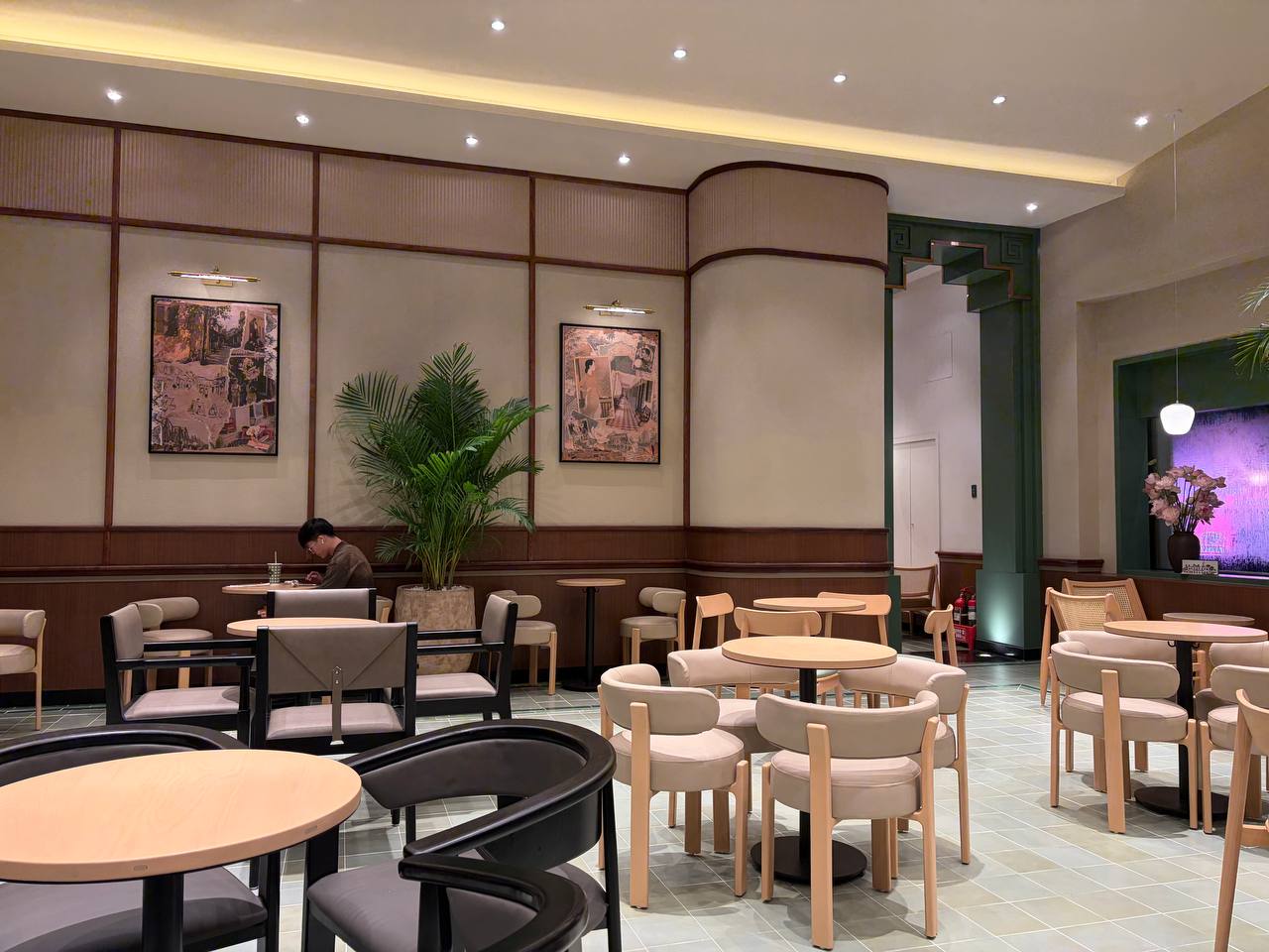 Đi một vòng Phúc Long mới bên Hồ Gươm mới hiểu vì sao người ta chấp nhận chờ 30 phút chỉ để có vị trí này!