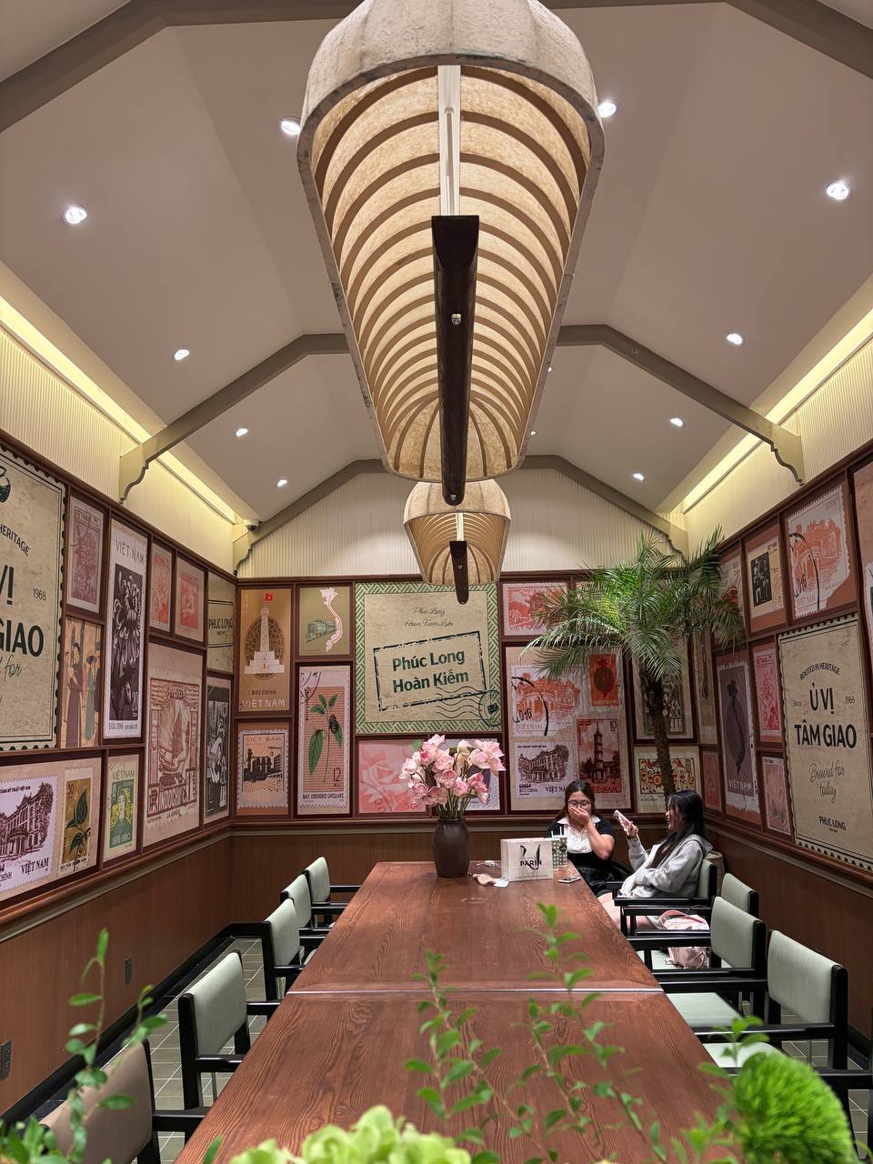 Đi một vòng Phúc Long mới bên Hồ Gươm mới hiểu vì sao người ta chấp nhận chờ 30 phút chỉ để có vị trí này!