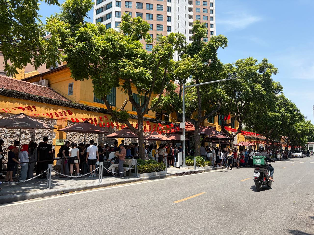 Giới trẻ Hà Nội đội nắng xếp hàng tham quan Di tích Nhà tù Hoả Lò; Hồ Gươm biến thành studio ngoài trời trong kỳ nghỉ 2/9