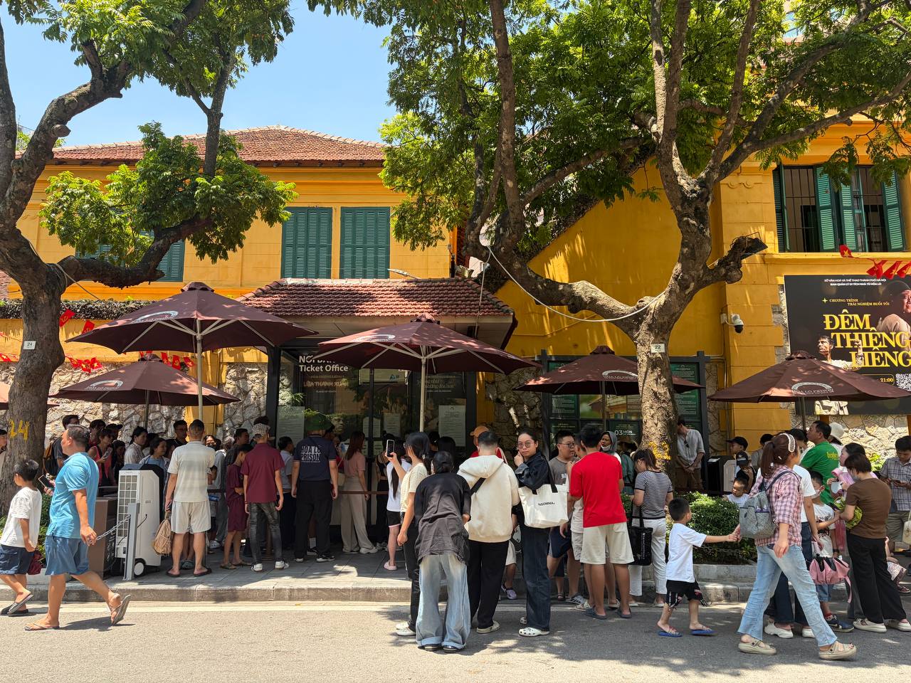 Giới trẻ Hà Nội đội nắng xếp hàng tham quan Di tích Nhà tù Hoả Lò; Hồ Gươm biến thành studio ngoài trời trong kỳ nghỉ 2/9