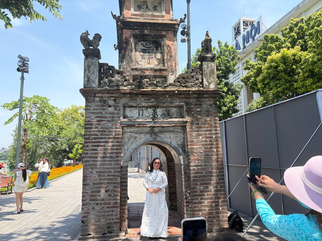 Giới trẻ Hà Nội đội nắng xếp hàng tham quan Di tích Nhà tù Hoả Lò; Hồ Gươm biến thành studio ngoài trời trong kỳ nghỉ 2/9