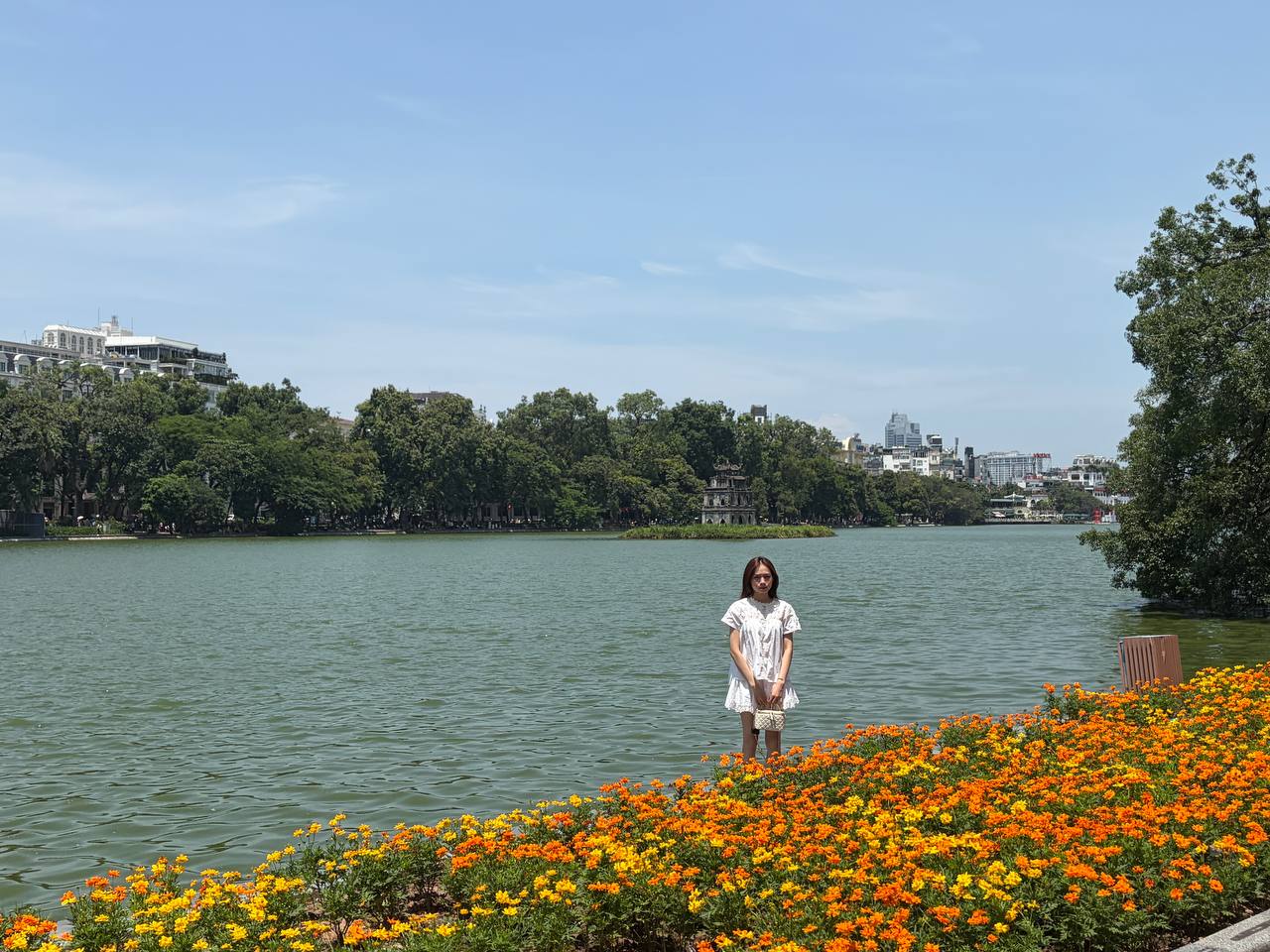 Giới trẻ Hà Nội đội nắng xếp hàng tham quan Di tích Nhà tù Hoả Lò; Hồ Gươm biến thành studio ngoài trời trong kỳ nghỉ 2/9