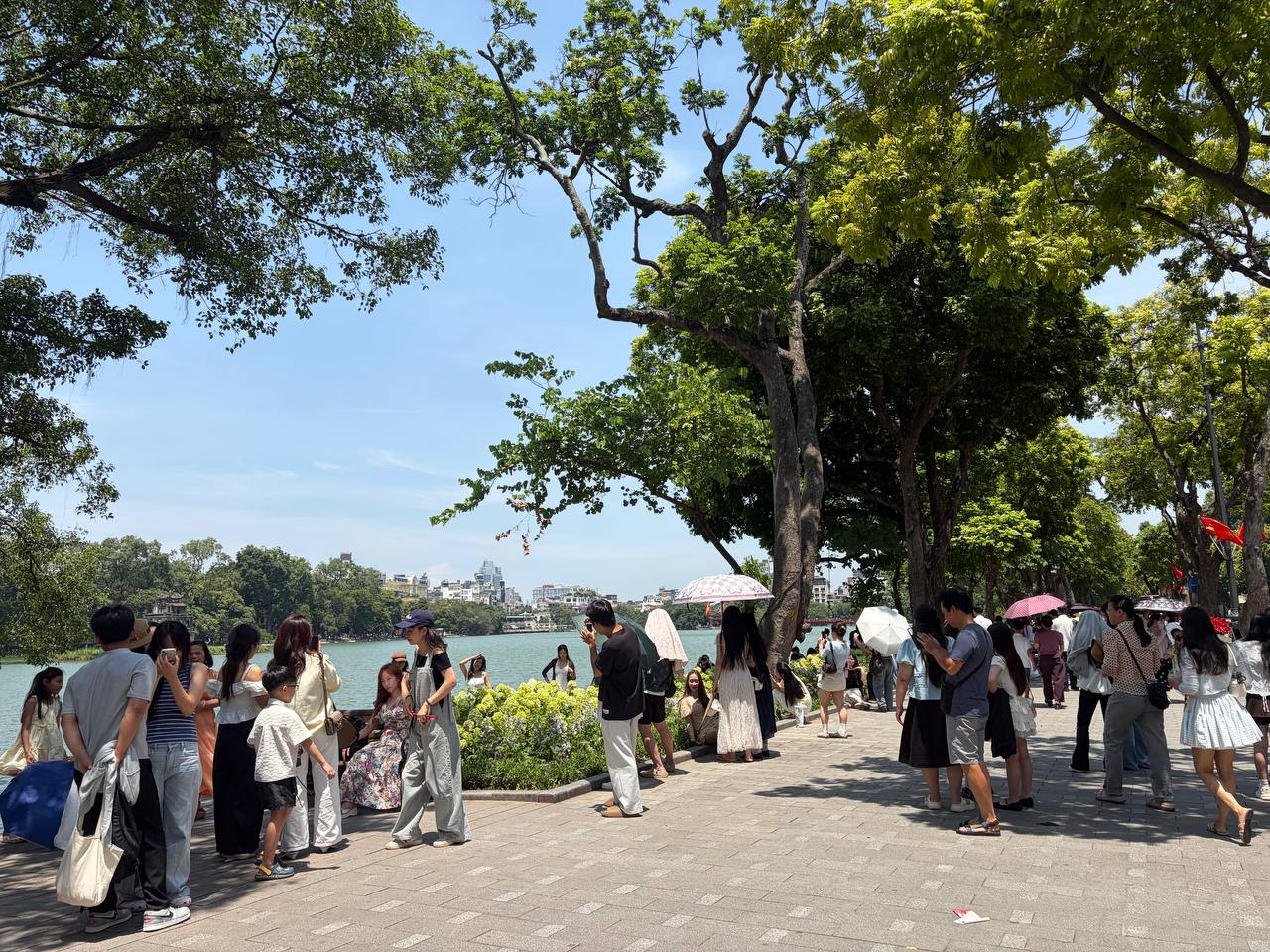 Giới trẻ Hà Nội đội nắng xếp hàng tham quan Di tích Nhà tù Hoả Lò; Hồ Gươm biến thành studio ngoài trời trong kỳ nghỉ 2/9