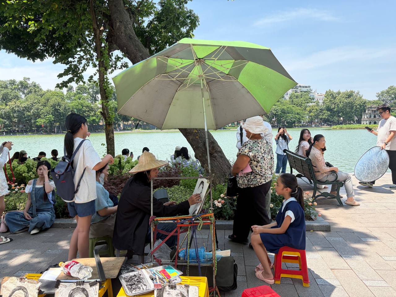 Giới trẻ Hà Nội đội nắng xếp hàng tham quan Di tích Nhà tù Hoả Lò; Hồ Gươm biến thành studio ngoài trời trong kỳ nghỉ 2/9