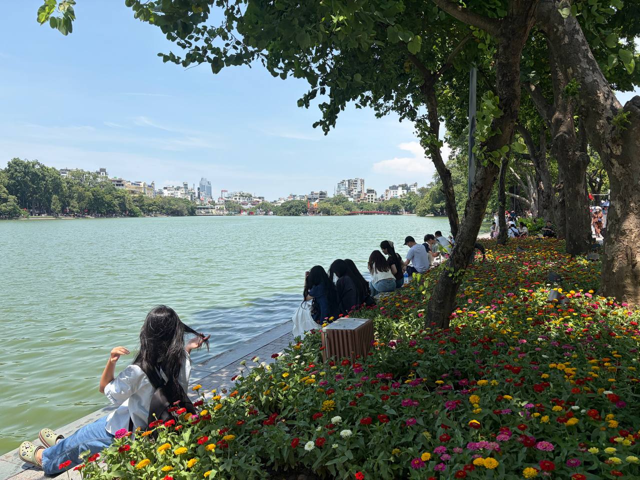 Hồ Gươm khoác lên mình vẻ rực rỡ, tươi vui và có phần lãng mạn trong những ngày cận Quốc khánh.
