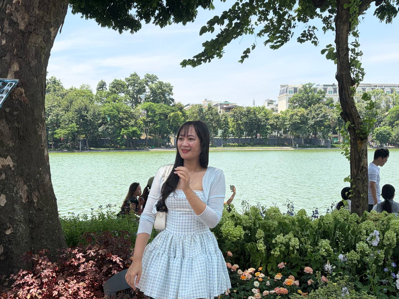 Giới trẻ Hà Nội đội nắng xếp hàng tham quan Di tích Nhà tù Hoả Lò; Hồ Gươm biến thành studio ngoài trời trong kỳ nghỉ 2/9