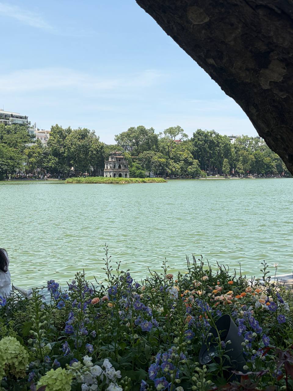Giới trẻ Hà Nội đội nắng xếp hàng tham quan Di tích Nhà tù Hoả Lò; Hồ Gươm biến thành studio ngoài trời trong kỳ nghỉ 2/9