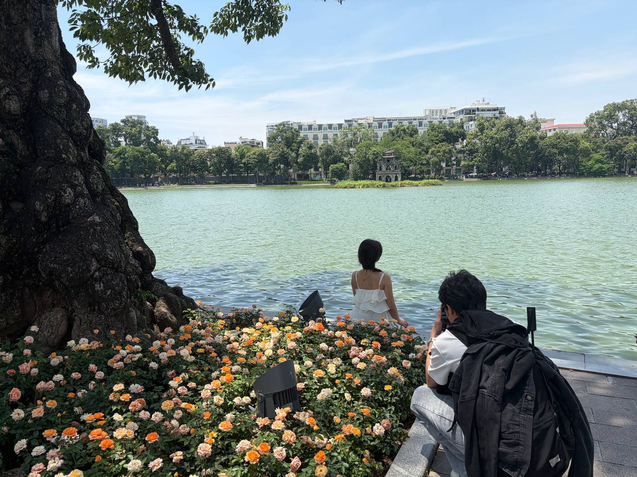 Giới trẻ Hà Nội đội nắng xếp hàng tham quan Di tích Nhà tù Hoả Lò; Hồ Gươm biến thành studio ngoài trời trong kỳ nghỉ 2/9