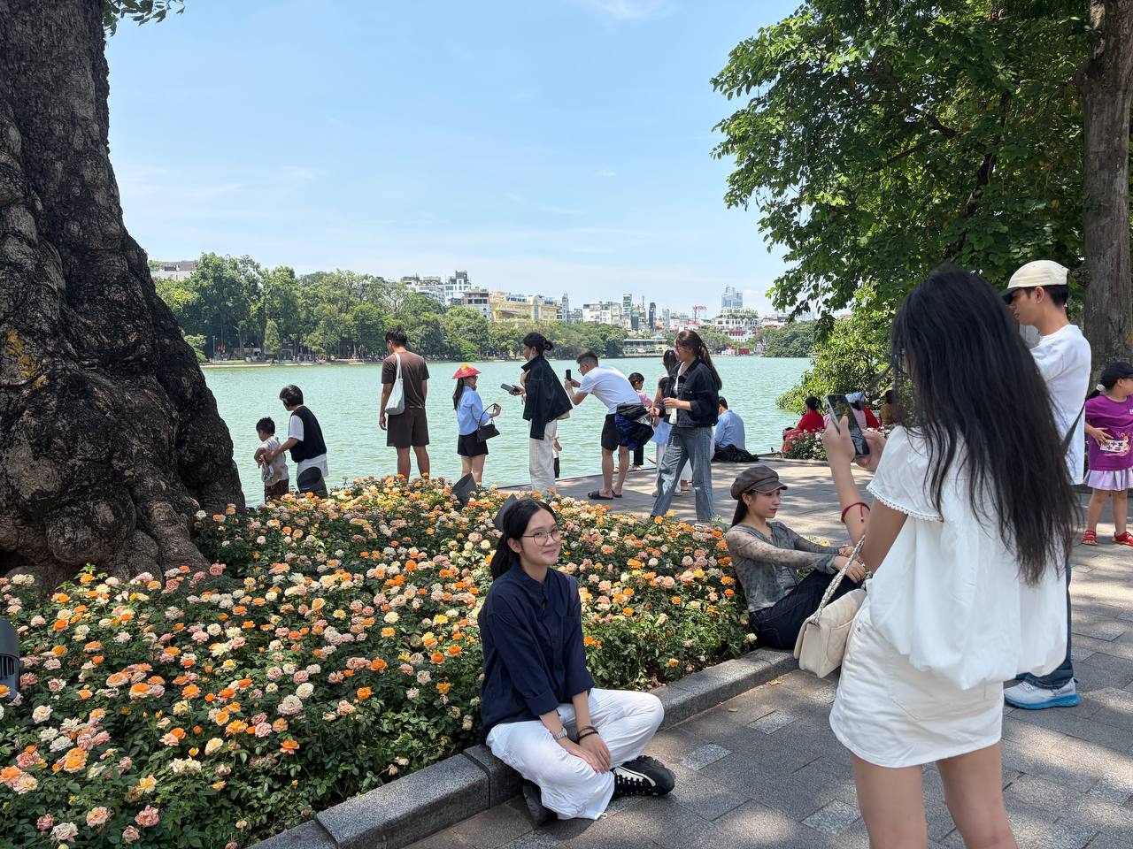 Giới trẻ Hà Nội đội nắng xếp hàng tham quan Di tích Nhà tù Hoả Lò; Hồ Gươm biến thành studio ngoài trời trong kỳ nghỉ 2/9