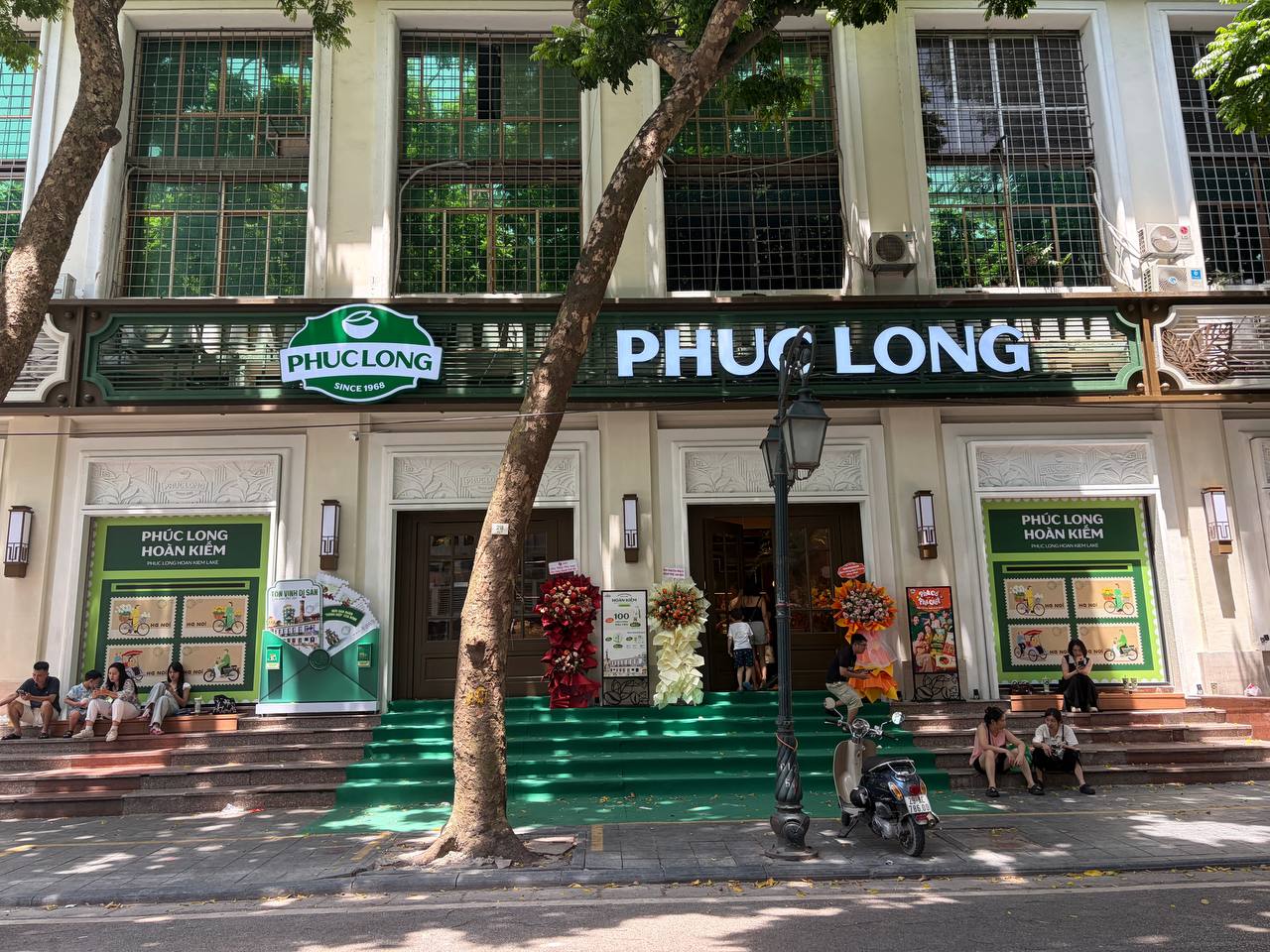 Giới trẻ Hà Nội đội nắng xếp hàng tham quan Di tích Nhà tù Hoả Lò; Hồ Gươm biến thành studio ngoài trời trong kỳ nghỉ 2/9