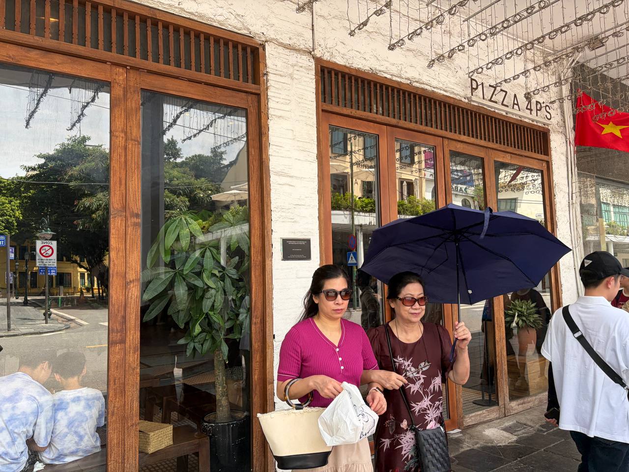 Ghi nhận trong ngày 29/8 và 30/8, Pizza 4P's thường xuyên kín khách, lượng bàn đặt trước gần như không còn chỗ