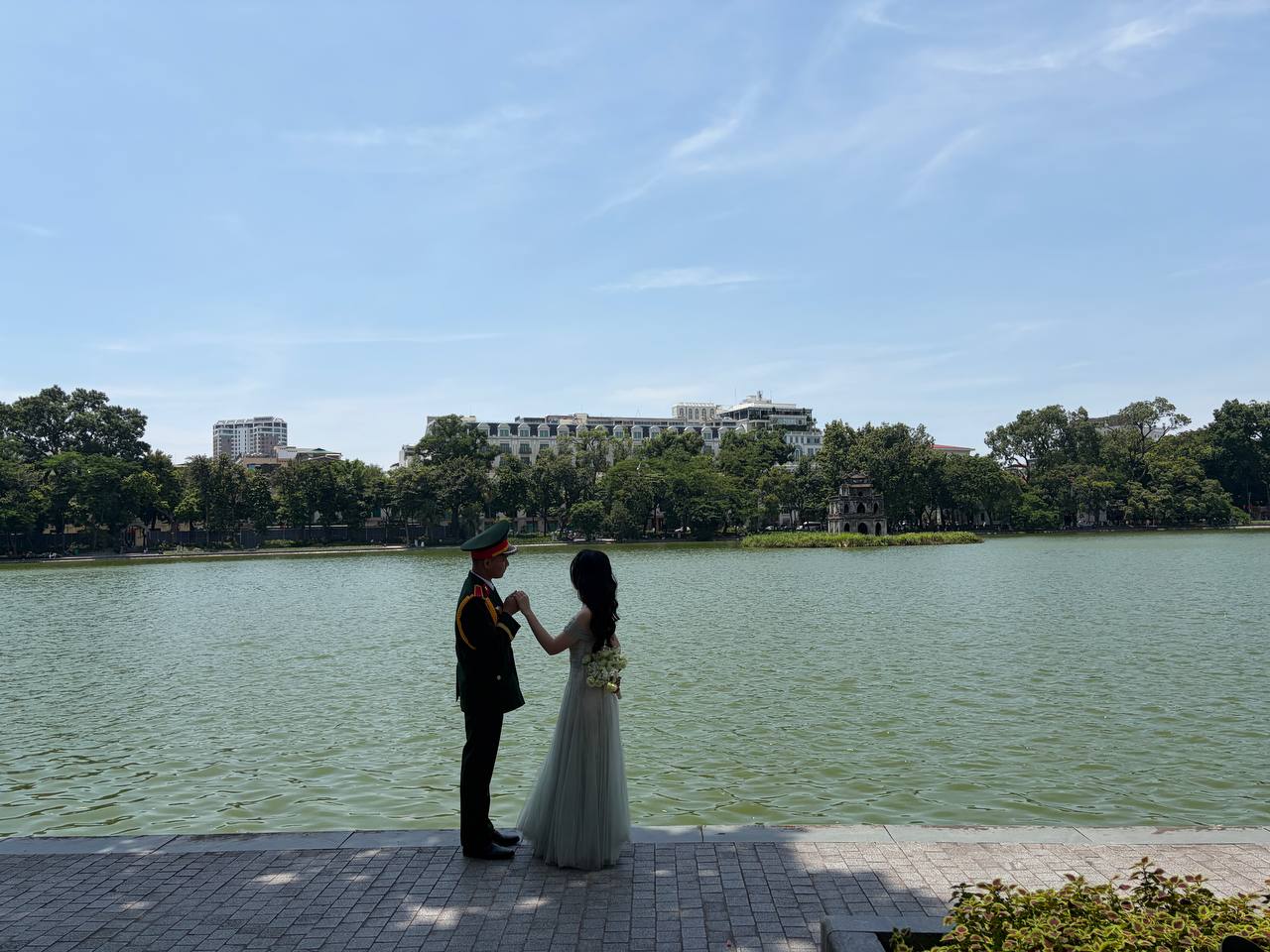 Các cặp đôi tranh thủ thời tiết đẹp, nắng vàng và khung cảnh rực rỡ hoa cỏ để ghi lại những khoảnh khắc đáng nhớ.