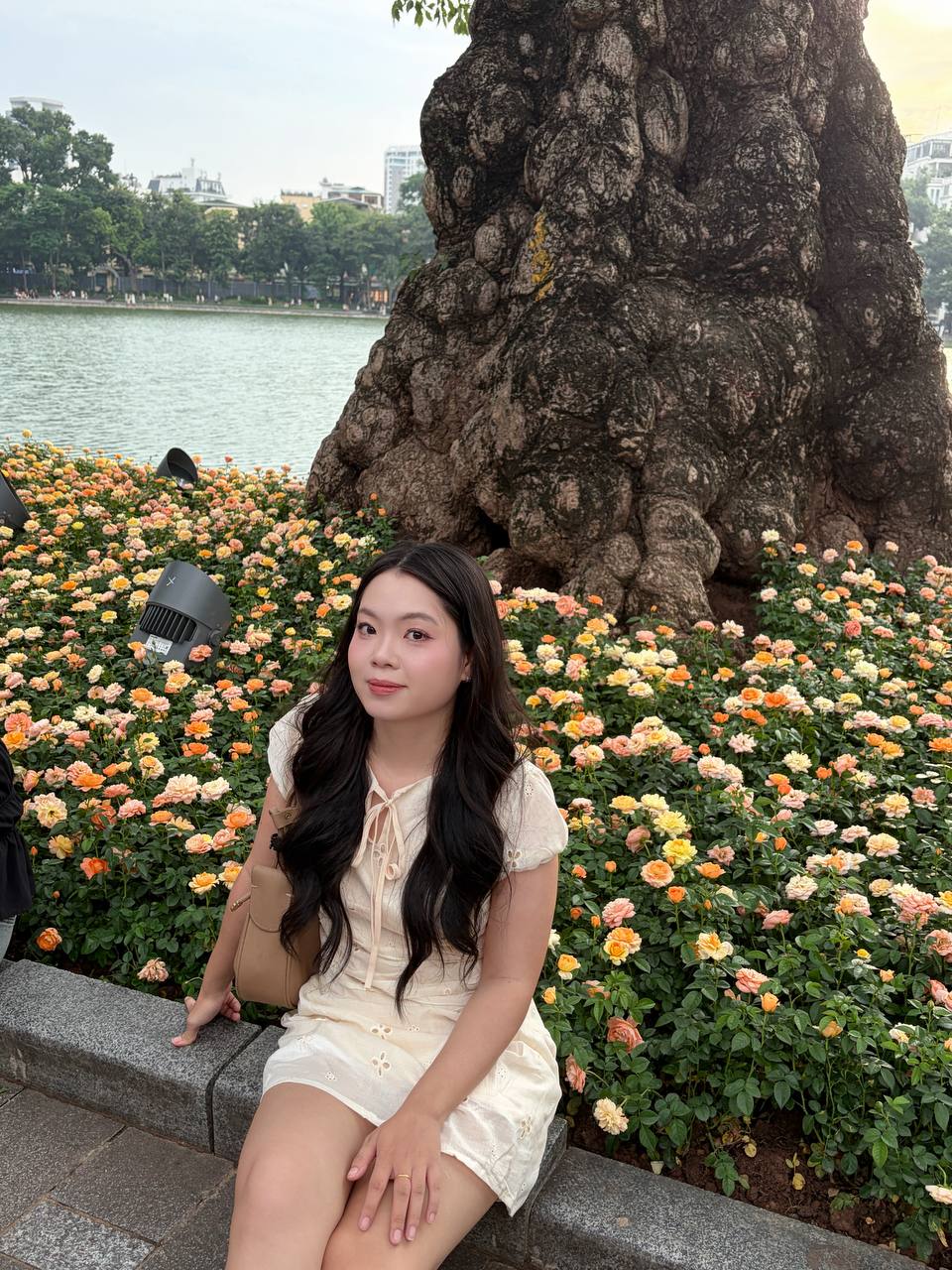 Giới trẻ Hà Nội đội nắng xếp hàng tham quan Di tích Nhà tù Hoả Lò; Hồ Gươm biến thành studio ngoài trời trong kỳ nghỉ 2/9