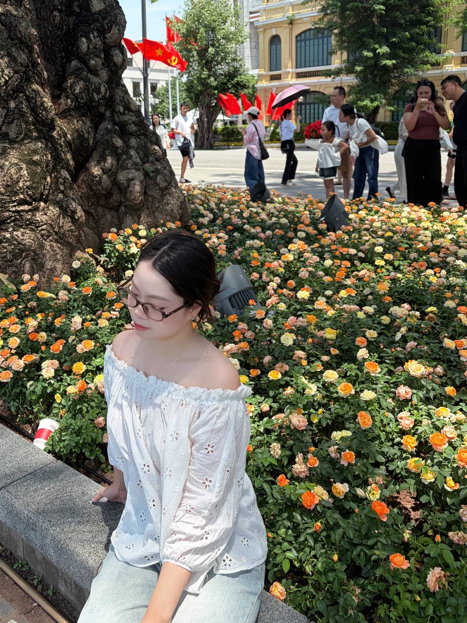 Giới trẻ Hà Nội đội nắng xếp hàng tham quan Di tích Nhà tù Hoả Lò; Hồ Gươm biến thành studio ngoài trời trong kỳ nghỉ 2/9