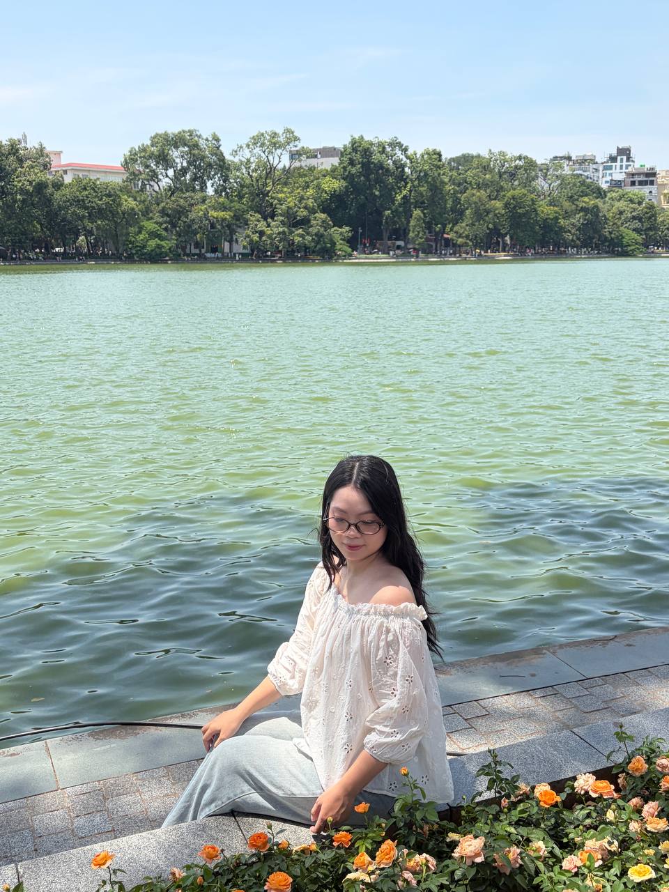 Giới trẻ Hà Nội đội nắng xếp hàng tham quan Di tích Nhà tù Hoả Lò; Hồ Gươm biến thành studio ngoài trời trong kỳ nghỉ 2/9